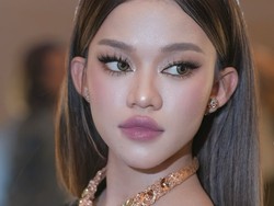 7 Foto Ummy Quary Tampil Manglingi di Premiere Film, MUA Ungkap Rahasianya