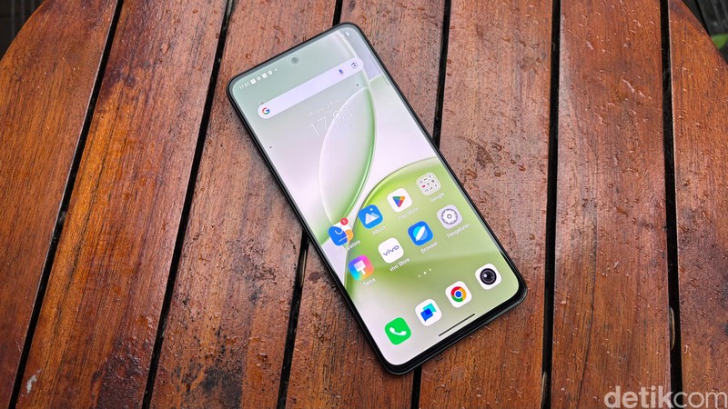 Vivo Y400 punya keunggulan daya tahan air ekstrem, cocok untuk kamu yang suka bepergian outdoor seperti ke curug dan pantai. Dirilis dengan harga Rp 3 jutaan, berikut isi dalam kotak penjualan Vivo Y400.