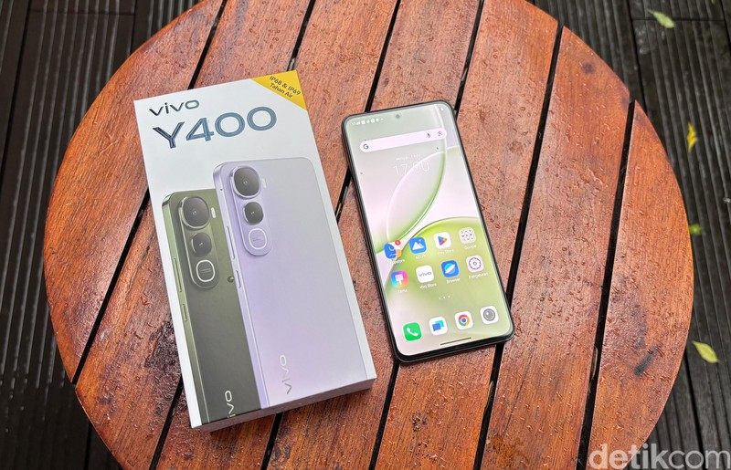 Vivo Y400 punya keunggulan daya tahan air ekstrem, cocok untuk kamu yang suka bepergian outdoor seperti ke curug dan pantai. Dirilis dengan harga Rp 3 jutaan, berikut isi dalam kotak penjualan Vivo Y400.