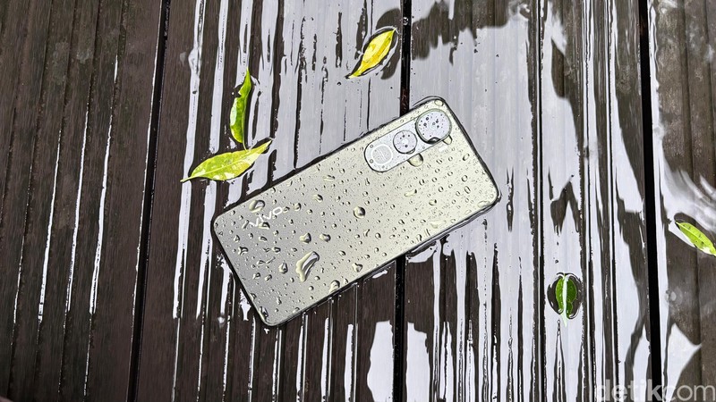 Vivo Y400 punya keunggulan daya tahan air ekstrem, cocok untuk kamu yang suka bepergian outdoor seperti ke curug dan pantai. Dirilis dengan harga Rp 3 jutaan, berikut isi dalam kotak penjualan Vivo Y400.