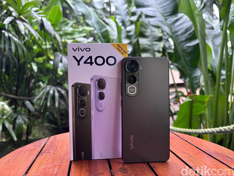 Vivo Y400 punya keunggulan daya tahan air ekstrem, cocok untuk kamu yang suka bepergian outdoor seperti ke curug dan pantai. Dirilis dengan harga Rp 3 jutaan, berikut isi dalam kotak penjualan Vivo Y400.