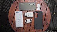 Vivo Y400 punya keunggulan daya tahan air ekstrem, cocok untuk kamu yang suka bepergian outdoor seperti ke curug dan pantai. Dirilis dengan harga Rp 3 jutaan, berikut isi dalam kotak penjualan Vivo Y400.
