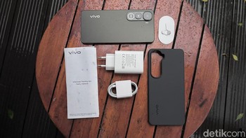 Aksesori yang diberikan cukup lengkap mulai dari silicon case hitam, adaptor charger 44W, kabel USB-C , buku panduan dan kartu garansi, serta SIM ejector. Foto: Rizqy Nur Amalia/detikINET