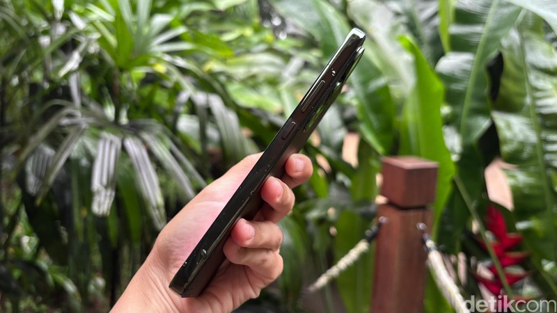 Vivo Y400 punya keunggulan daya tahan air ekstrem, cocok untuk kamu yang suka bepergian outdoor seperti ke curug dan pantai. Dirilis dengan harga Rp 3 jutaan, berikut isi dalam kotak penjualan Vivo Y400.