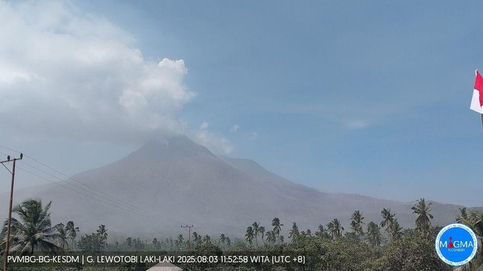 Visual G. Lewotobi Laki-laki tgl. 03/08/25; perenam jam terakhir (06.00-12.00 Wita.)
Foto dari depan Pos PGA. Lewotobi Laki-laki.