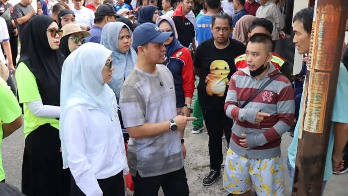 Wali Kota Pekanbaru Agung Nugroho (pakai topi) menemui keluarga korban kebakaran di RS Bhayangkara. (Dok Diskominfo)
