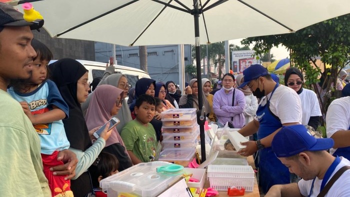 Warga mengantre donat Malaysia viral di CFD Depok, Minggu (3/8/2025)