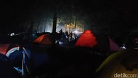 Saat malam hari, suasana dinginnya malam menjadi hangat dengan perkemahan. Tenda-tenda terpasang di area perkemahan.