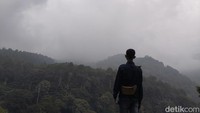 Selain menawarkan suasana kesejukan, objek wisata Ipukan juga memiliki aneka spot foto yang ciamik. Salah satunya berlatar Gunung Ciremai.