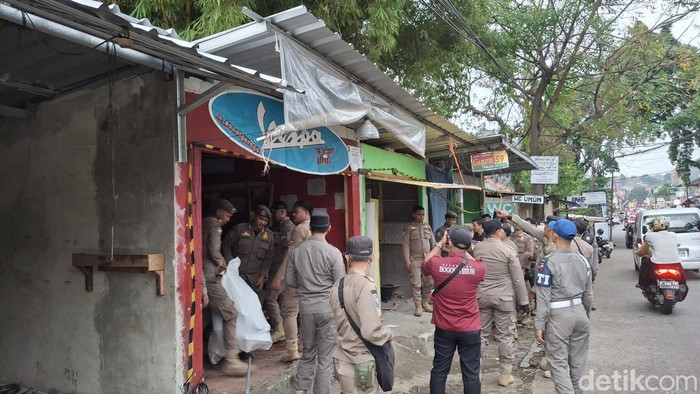 Satpol PP membongkar bangunan liar (bangli) di Jl Bale Binarum, Bogor Timur, Kota Bogor. (Sholihin/detikcom)