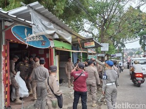 Bikin Macet, 11 Kios Tak Berizin di Bale Binarum Bogor Dibongkar Satpol PP