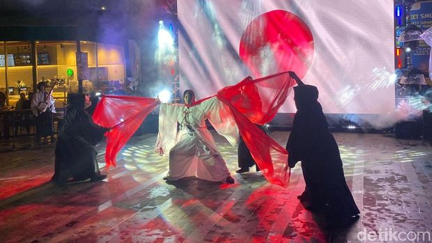 Penampilan budaya dari berbagai negara ramaikan gelaran Jakarta World Folklore Festival (JWFF) 2025 di Senayan Park, Jakarta. (Wildan/detikcom)