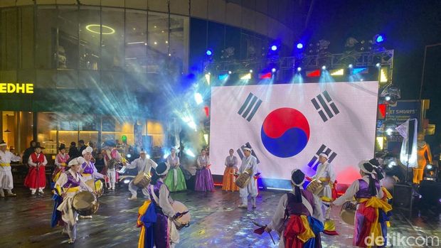 Penampilan budaya dari berbagai negara ramaikan gelaran Jakarta World Folklore Festival (JWFF) 2025 di Senayan Park, Jakarta. (Wildan/detikcom)