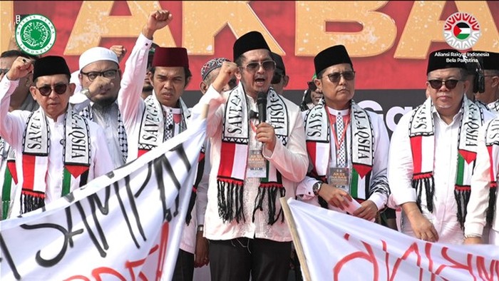Perwakilan Majelis Ulama Indonesia (MUI) bersama Aliansi Rakyat Indonesia Bela Palestina (ARI BP) menyampaikan pernyataan sikap dalam aksi Bersatu Padu Selamatkan Gaza” di kawasan Monas, Jakarta Pusat, Minggu (3/8/2025).
