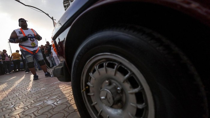 Aksi Pegulat Mesir Tarik 20 Mobil demi Rekor Dunia Egyptian wrestler Ashraf Mahrous, 44, nicknamed