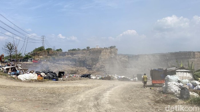 Aktivitas TPA ilegal di Brown Canyon Semarang, Senin (4/8/2025).