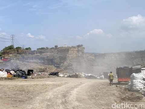 Aktivitas TPA ilegal di Brown Canyon Semarang, Senin (4/8/2025).