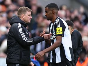 Howe Berharap Konflik Isak dan Newcastle Segera Selesai