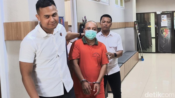 Ali Imron, pemilik tambang galian C ilegal di Gresik yang telah ditetapkan tersangka dan ditahan.