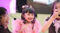 Meski Aurel Hermansyah dan Atta Halilintar lagi ke Korea Selatan, Ameena percaya diri tampil di panggung menyanyi dan menari. Foto: dok. Instagram @ameenaatta