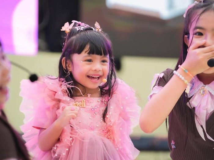 Ameena tampil di panggung tanpa didampingi Atta Halilintar dan Aurel Hermansyah.