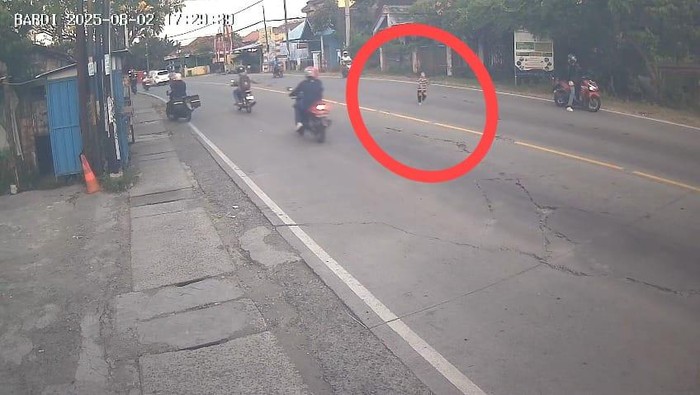 Video CCTV saat anak autis di Desa Panjunan, Kecamatan Kalitidu, Bojonegoro lari ke jalan raya setelah lepas dari pengawasan ortunya
