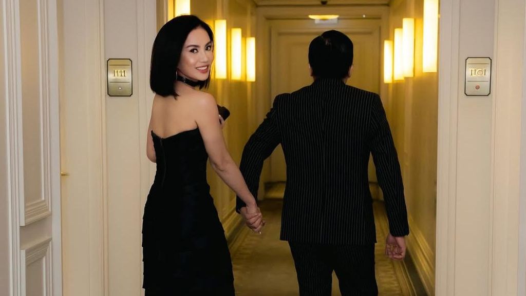 Love is in the Air! Ari Lasso dan Dearly Djoshua Mesra Terus