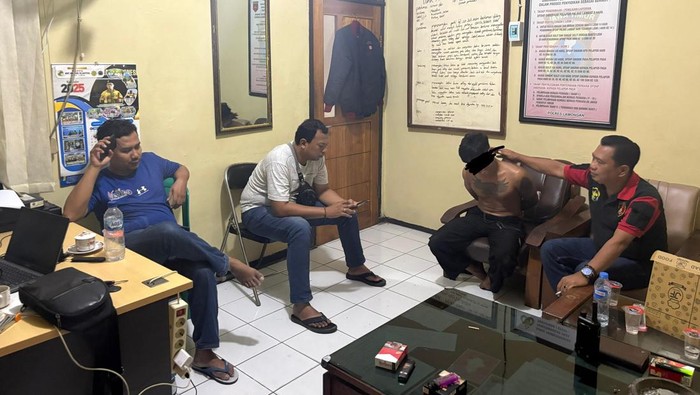 AS (24) saat pemeriksaan di Polres Lamongan