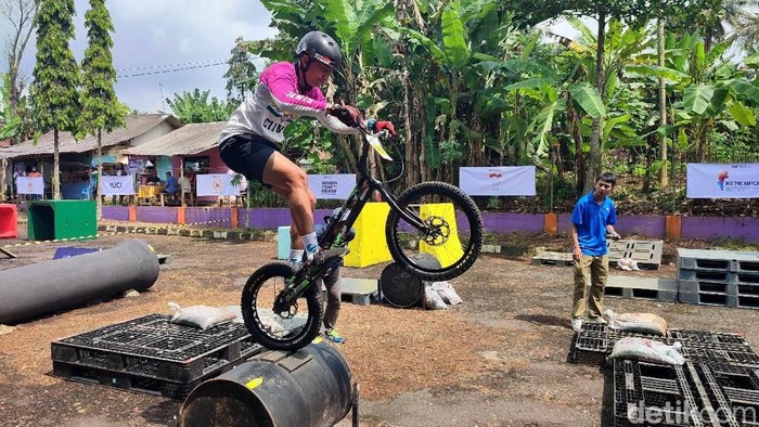 Atlet BMX sedang melakukan aksi freestyle dalam Kejurnas 2025 di Sirkuit BMX Galuh Ciamis.