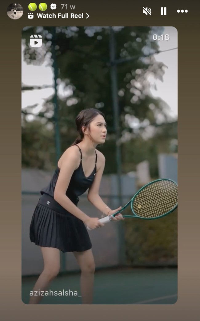 Melalui akun Instagram pribadinya Azizah Salsha kerap membagikan rutinitas olahraga yang dijalaninya, salah satunya tenis. Tampil simpel, Azizah memilih setelan olahraga berupa tanktop dan rok mini plisket serba hitam. Rambutnya tampak natural dengan hanya diikat satu ke belakang. Foto: Instagram/@azizahsalsha_
