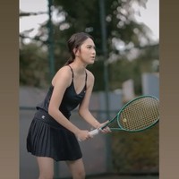 Melalui akun Instagram pribadinya Azizah Salsha kerap membagikan rutinitas olahraga yang dijalaninya, salah satunya tenis. Tampil simpel, Azizah memilih setelan olahraga berupa tanktop dan rok mini plisket serba hitam. Rambutnya tampak natural dengan hanya diikat satu ke belakang. Foto: Instagram/@azizahsalsha_
