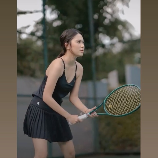 7 Gaya Azizah Salsha Main Padel-Tenis, Tampil Sporty & Simpel