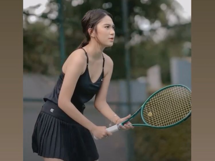 7 Gaya Azizah Salsha Main Padel-Tenis, Tampil Sporty & Simpel