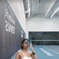 Dalam sesi tenis lain istri Pratama Arhan itu tampil kenakan dress mini olahraga serba putih dengan tali spaghetti. Penampilannya tampak simpel tanpa riasan wajah dan rambut yang hanya terikat satu ke belakang. Foto: Instagram/@azizahsalsha_