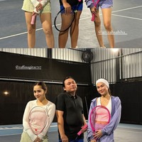 Azizah juga kerap bermain tenis bersama para rekan artisnya, seperti Nagita Slavina dan Keanu. Ia mengenakan atasan crop top putih tanpa lengan dipaukan dengan celana pendek dan jaket ungu. Penampilannya kian stylish dengan headband putih di kepalanya. Foto: Instagram/@azizahsalsha_