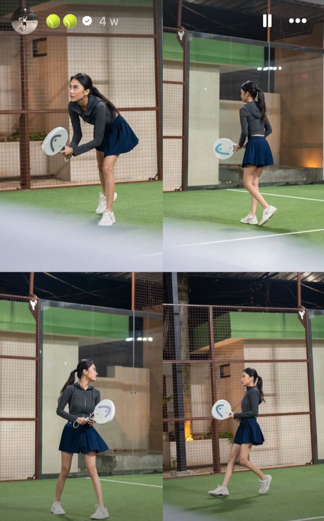 Saat bermain padel, wanita 21 tahun itu memilih kenakan jaket crop top abu-abu yang membentuk tubuhnya. Ia kemudian memadukannya dengan rok pendek berwarna biru gelap. Foto: Instagram/@azizahsalsha_