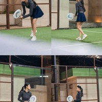 Saat bermain padel, wanita 21 tahun itu memilih kenakan jaket crop top abu-abu yang membentuk tubuhnya. Ia kemudian memadukannya dengan rok pendek berwarna biru gelap. Foto: Instagram/@azizahsalsha_