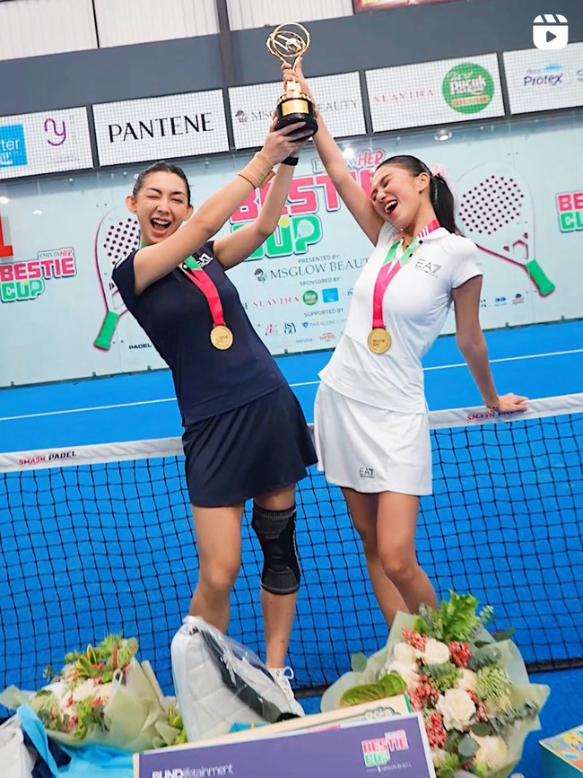 Beberapa waktu lalu Azizah juga terlihat mengikuti perlombaan padel Bestie Cup. Ia tampil kompak dengan rekannya, Shania Salsabila. Seperti biasa, penampilannya terlihat simpel dengan busana olahraga serba putih berkerah. Foto: Instagram/@azizahsalsha_