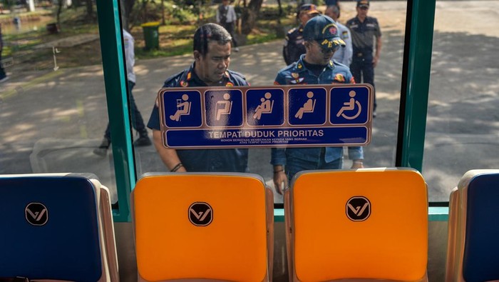 Petugas memperhatikan purwarupa angkot listrik pintar saat diperkenalkan di Kantor Dinas Perhubungan Kota Bandung, Gedebage, Bandung, Jawa Barat, Senin (4/8/2025). Angkot listrik pintar yang diproduksi oleh perusahaan karoseri PT Marlip Indo Mandiri dengan fasilitas AC, kamera 360, TV LCD, pintu elektrik dan alat pembayaran non tunai tersebut mulai diperkenalkan kepada Pemerintah Kota Bandung guna mendukung peremajaan angkutan kota. ANTARA FOTO/Raisan Al Farisi/nym.