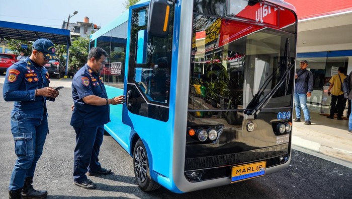 Petugas memperhatikan purwarupa angkot listrik pintar saat diperkenalkan di Kantor Dinas Perhubungan Kota Bandung, Gedebage, Bandung, Jawa Barat, Senin (4/8/2025). Angkot listrik pintar yang diproduksi oleh perusahaan karoseri PT Marlip Indo Mandiri dengan fasilitas AC, kamera 360, TV LCD, pintu elektrik dan alat pembayaran non tunai tersebut mulai diperkenalkan kepada Pemerintah Kota Bandung guna mendukung peremajaan angkutan kota. ANTARA FOTO/Raisan Al Farisi/nym.