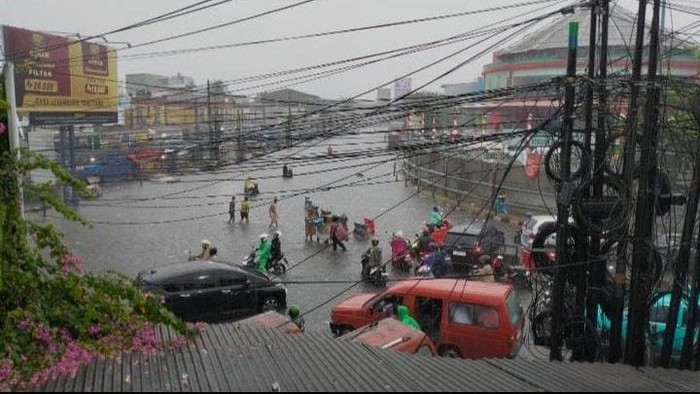 Situasi permukiman di Jatiwarna, Pondok Melati, Bekasi, banjir setinggi lebih dari satu meter. (dok istimewa)