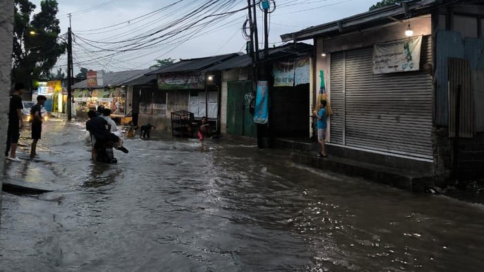 Situasi permukiman di Jatiwarna, Pondok Melati, Bekasi, banjir setinggi lebih dari satu meter. (dok istimewa)
