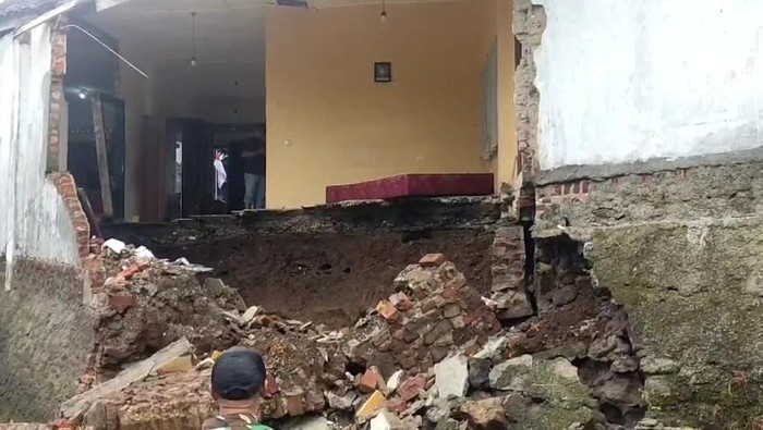 Bencana tanah longsor terjadi di Kampung Cijelereun, Desa Neglasari, Kecamatan Salawu, Kabupaten Tasikmalaya, pada Senin (4/8/2025) dini hari.
