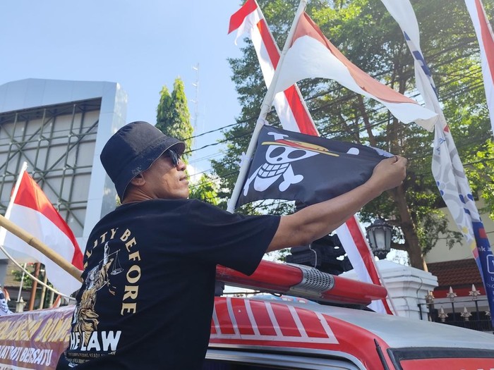 Bendera One Piece Bendera one piece yang sempat dipasang di posko massa Masyarakat Pati Bersatu sekitar Alun-alun Pati.