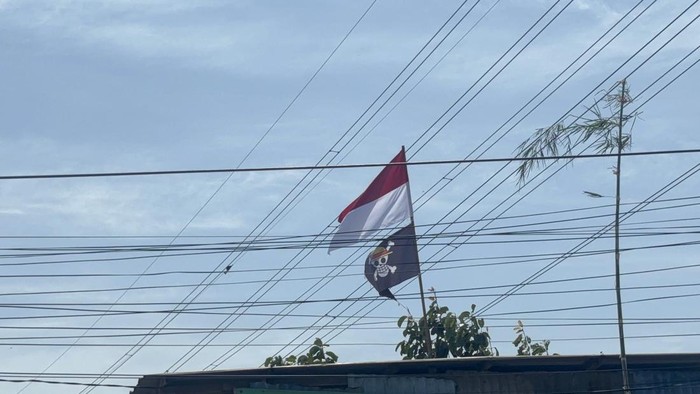 Bendera One Piece berkibar di kawasan Mulyorejo, Surabaya