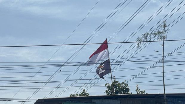 Bendera One Piece berkibar di kawasan Mulyorejo, Surabaya