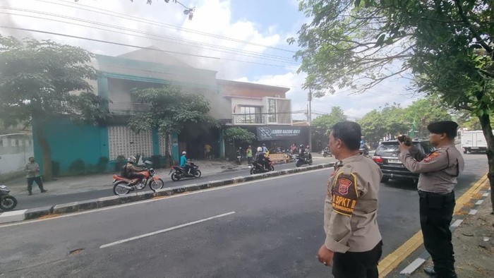 Bengkel modifikasi motor terbakar di Jalan Majapahit, Jomblangan, Banguntapan, Bantul kebakaran, Senin (4/8/2025).