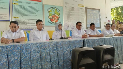 Deputi Bidang Sistem dan Tata Kelola BGN, Tigor Pangaribuan saat menyampaikan konferensi pers kepada awak media di Kupang, Senin (4/8/2025).