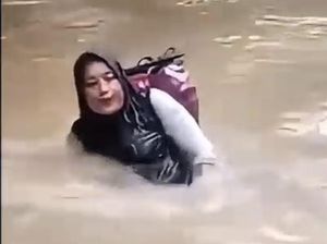 Bidan di Sumbar Sampai Berenang Seberangi Sungai demi Obati Pasien TBC