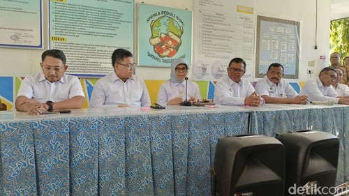 BPOM Kupang saat memberikan penjelasan terkait uji sampel MBG yang dikonsumsi Siswa-siswi SMPN 8 Kupang, Senin (4/8/2025). (Simon Selly/detikBali)